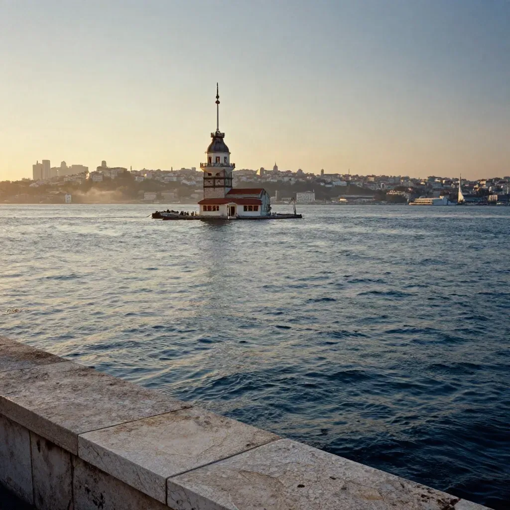 Gün batımında Boğaz, Kız Kulesi ve İstanbul silueti yüksekten, sakin su katmanlarıyla.